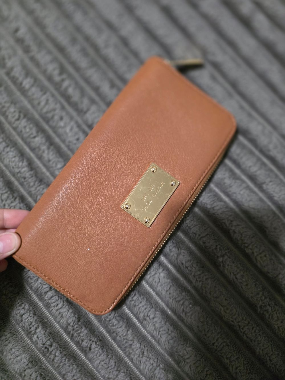 Michael Kors Tan Zip Wallet Gold Plaque Leather Gift Minimalist Preppy Designer
